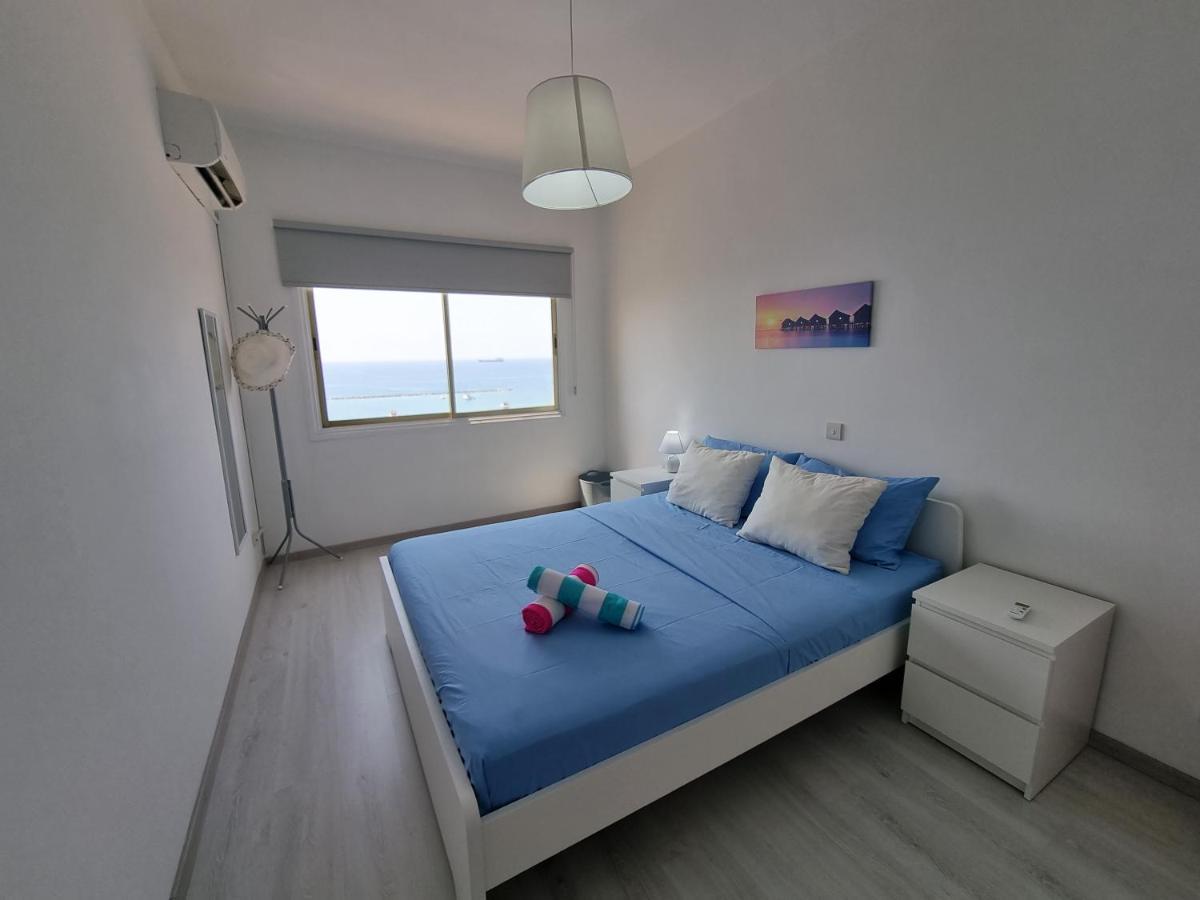 Super Modern Beachfront 1 Bedroom - Sleeps 4 Limassol Exteriör bild