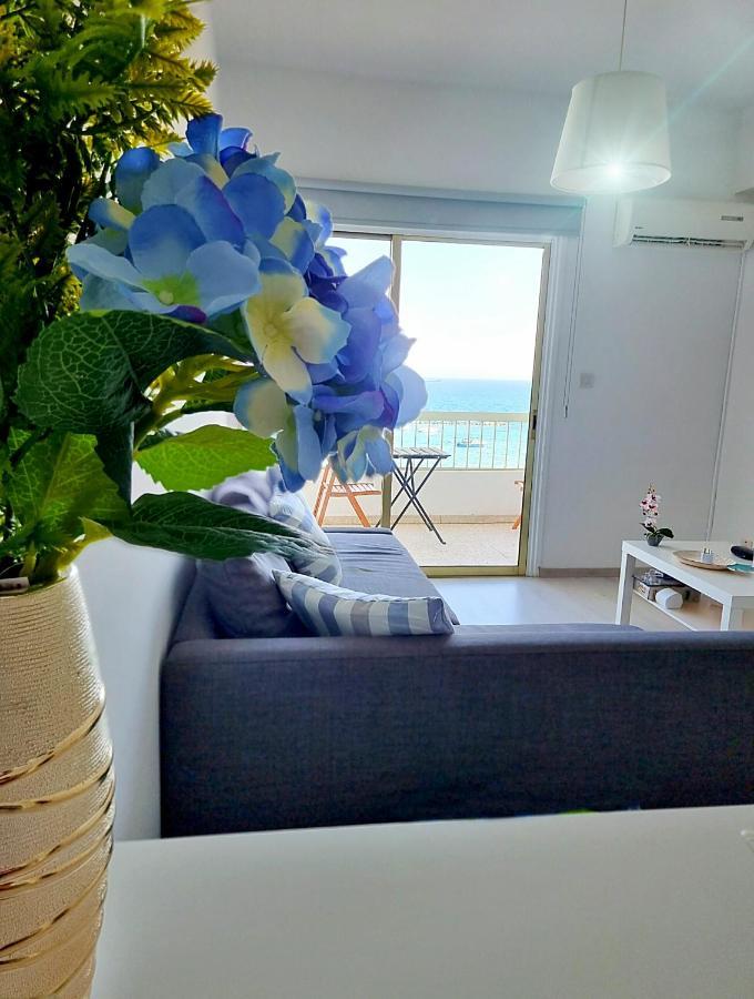 Super Modern Beachfront 1 Bedroom - Sleeps 4 Limassol Exteriör bild