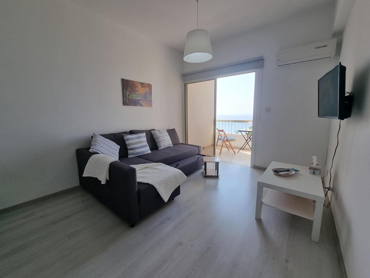 Super Modern Beachfront 1 Bedroom - Sleeps 4 Limassol Exteriör bild